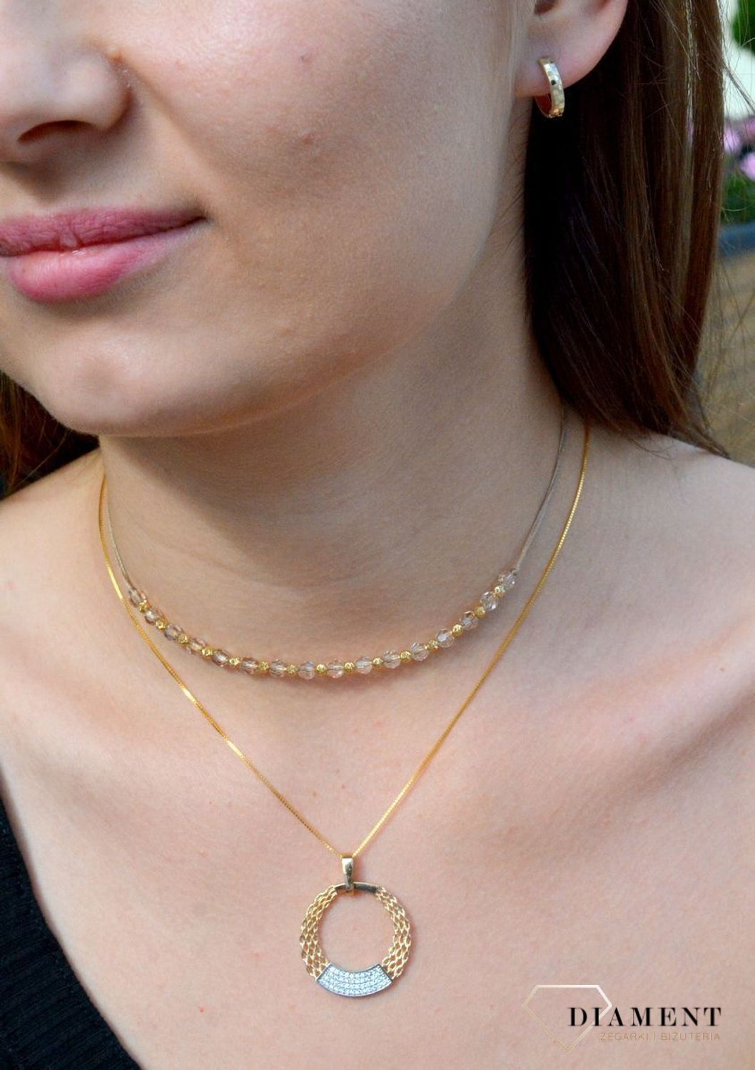 Złote kolczyki wiszące klasyczne próby 333 KL 5213A 333. Na prezent. Klasyczne kolczyki. Niezwykle urokliwa biżuteria ozdobiona żłobieniami z matowym akcentem. Geometryczne kolczyki. Delikatna biżuteria..jpg